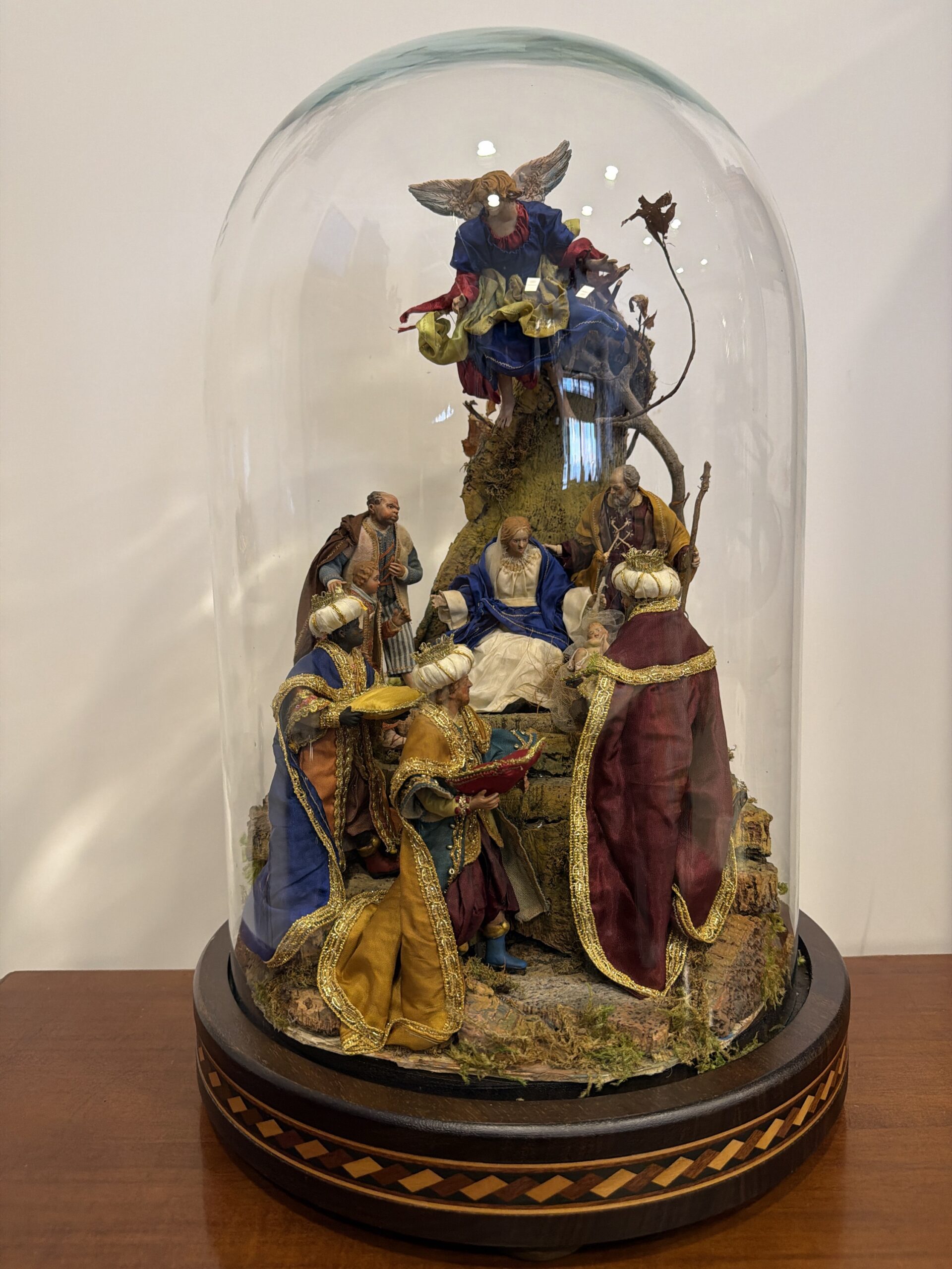 Natività 15 cm e Pastori in campana di vetro 30x45 - immagine 2